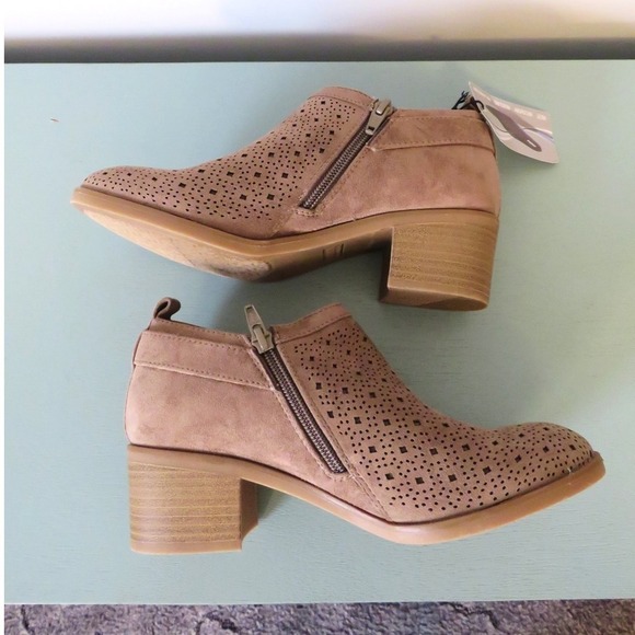 NWT Sonoma Akita Stone Brown Ankle‎ Boots Size 6M w/ Vitalize by Ortholite - Picture 2 of 6